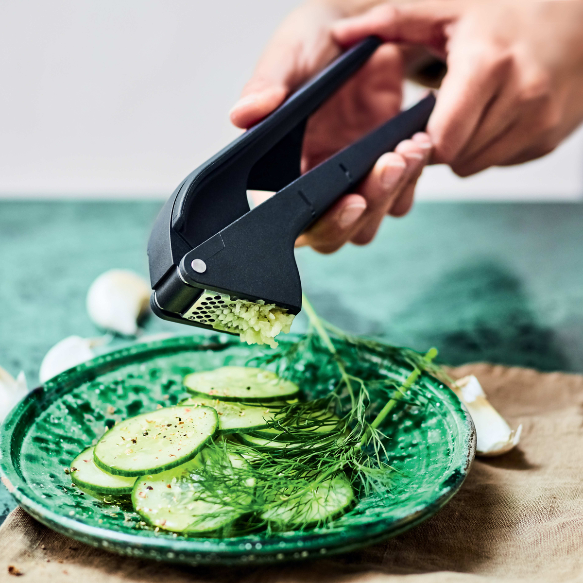 tupperware garlic press peel press prep garlic fresh herbs 4